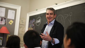 Poet Richard Blanco meets with Exeter students in a classroom.